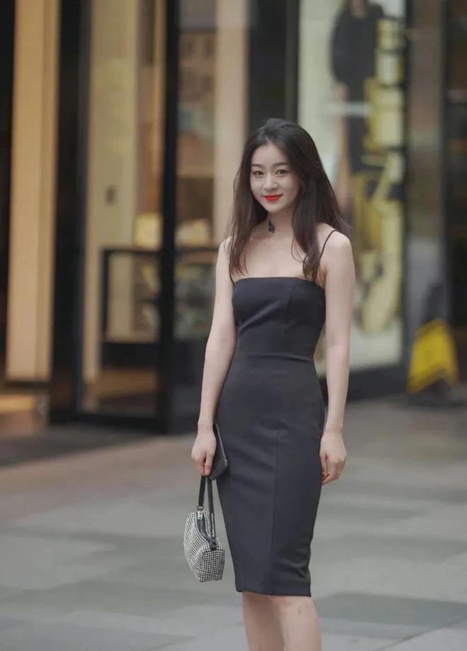 吊带凉鞋点亮小姐姐的时尚魅力AG旗舰厅网站细节中的性感：(图1)
