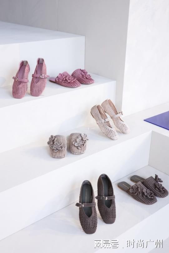 N发布26 年春夏系列尘世伊甸 广州时尚媒体AG旗舰厅时尚媒体STUARTWEITZMA(图3)